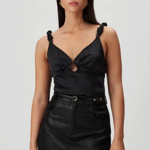 Söt top - Jätte söt top från Adoore. Den har alla lappar kvar och är helt oanvänd. Säljer då den var något för liten för mig. ( Bild från hemsidan) 