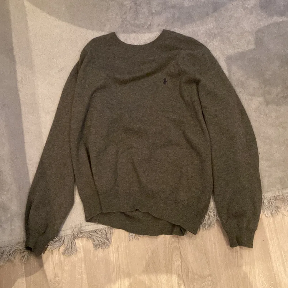 Grå stickad sweatshirt i storlek XL. Tröjor & Koftor.