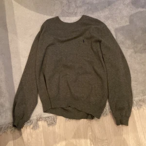 Ralph lauren grå sweatshirt  - Grå stickad sweatshirt i storlek XL