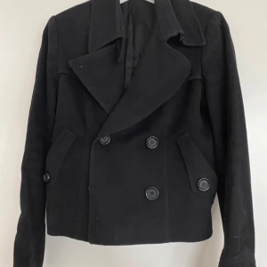 Kappa från tiger of sweden - Säljer denna kappan från tiger of Sweden i Kashmir/ ull. Säljer då jag har en väldigt liknade. Super fin 🩷🩷