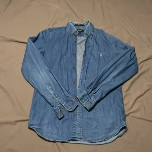 Gant skjorta  - Säljer denna gant skjortan som är fet till våren ny pris 1000 skick 8/10 inget sönder på tröjan toppen form