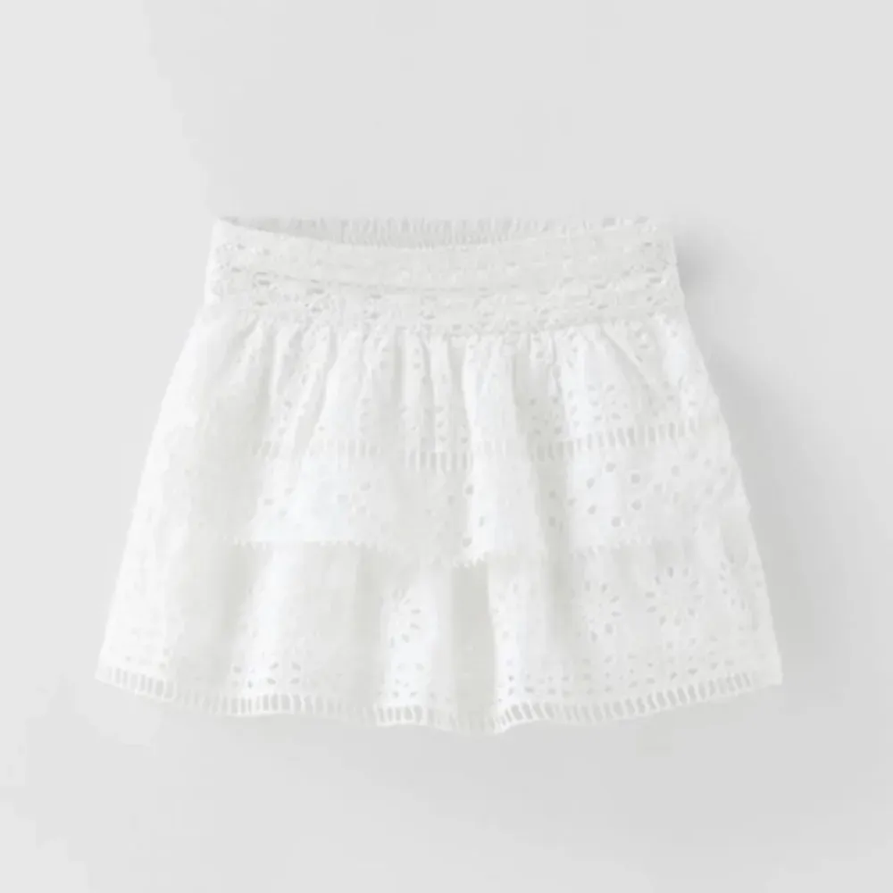 Vit volang kjol från zara barn i storlek 164 men passar xs-s och är super fin skriv vid fler frågor❤️. Kjolar.