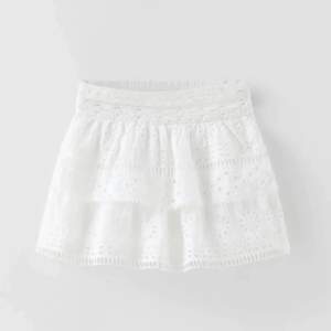 Vit volang kjol från zara barn i storlek 164 men passar xs-s och är super fin skriv vid fler frågor❤️