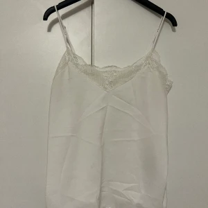 vitt spetslinne - ett super fint spets linne som inte används längre🩷