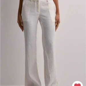 Linnebyxor  - Linnebyxor slutsålda, från Nelly i storlek 32. Lappen kvar. Aldrig använda. Nypris 500. Säljer inte för lägre.