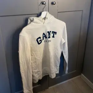 Denna vita hoodien ifrån märket Gant är i storlek XS 158-164 cm (passar mig som bär storlek S!) Använt fåtal gånger. Nypris: 1400kr