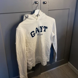 Vit Gant Hoodie - Denna vita hoodien ifrån märket Gant är i storlek XS 158-164 cm (passar mig som bär storlek S!) Använt fåtal gånger. Nypris: 1400kr