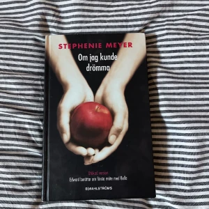 TWILIGHT BÖCKER SÄLJES - 55 kr per bok, (finns totallt 4 böcker men fick inte med alla i bilderna) Säljer ALLA för 200 kr annars 