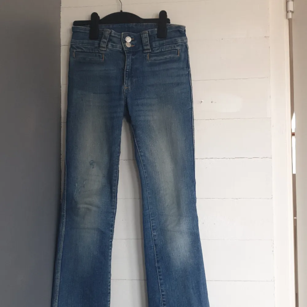 Jeans från H&M, använt många gånger men fortfarande fint skick med fickor på baksidan. Säljer för att dom är för korta jag är 161cm💘. Jeans & Byxor.
