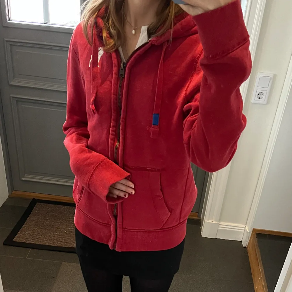 Röd zip hoodie från Abercrombie & Fitch i storlek M. Fint skick. Använd gärna köp nu!. Hoodies.