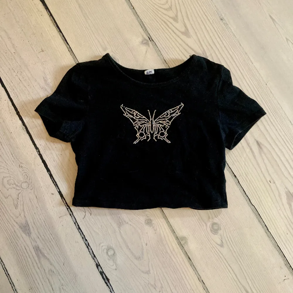 Y2k baby tee croppad T-shirt med rhinestones i formen av en fjäril🦋. T-shirts.