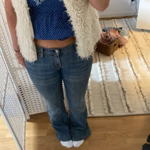 Lågmidjade bootcut jeans - Jättefina jeans från 7 for all mankind. köpta på sellpy. W30 men passar mig som brukar ha 36/38. Är stretchiga så passar nog större också💗Lite skadade längst ner se sista bild. Midjemått; ca 42 cm Innerbenslängden;ca 80 cm 