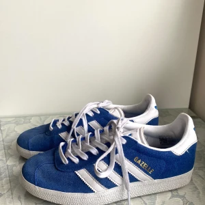 Adidas gazelle dam - Säljer mina underbara adidas gazelle för använder de alldeles för lite tyvärr😊 dom är i en underbar blå färg som är perfekt för sommar/vår❤️
