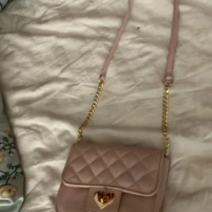 Väska - Jag köpte den för 300 kr men säljer den för 100kr den är helt ny den passar alla damer 10 till 30 åringar  Man vänder på ett gult märke så öppnars väskan❤️❤️😍😍😍