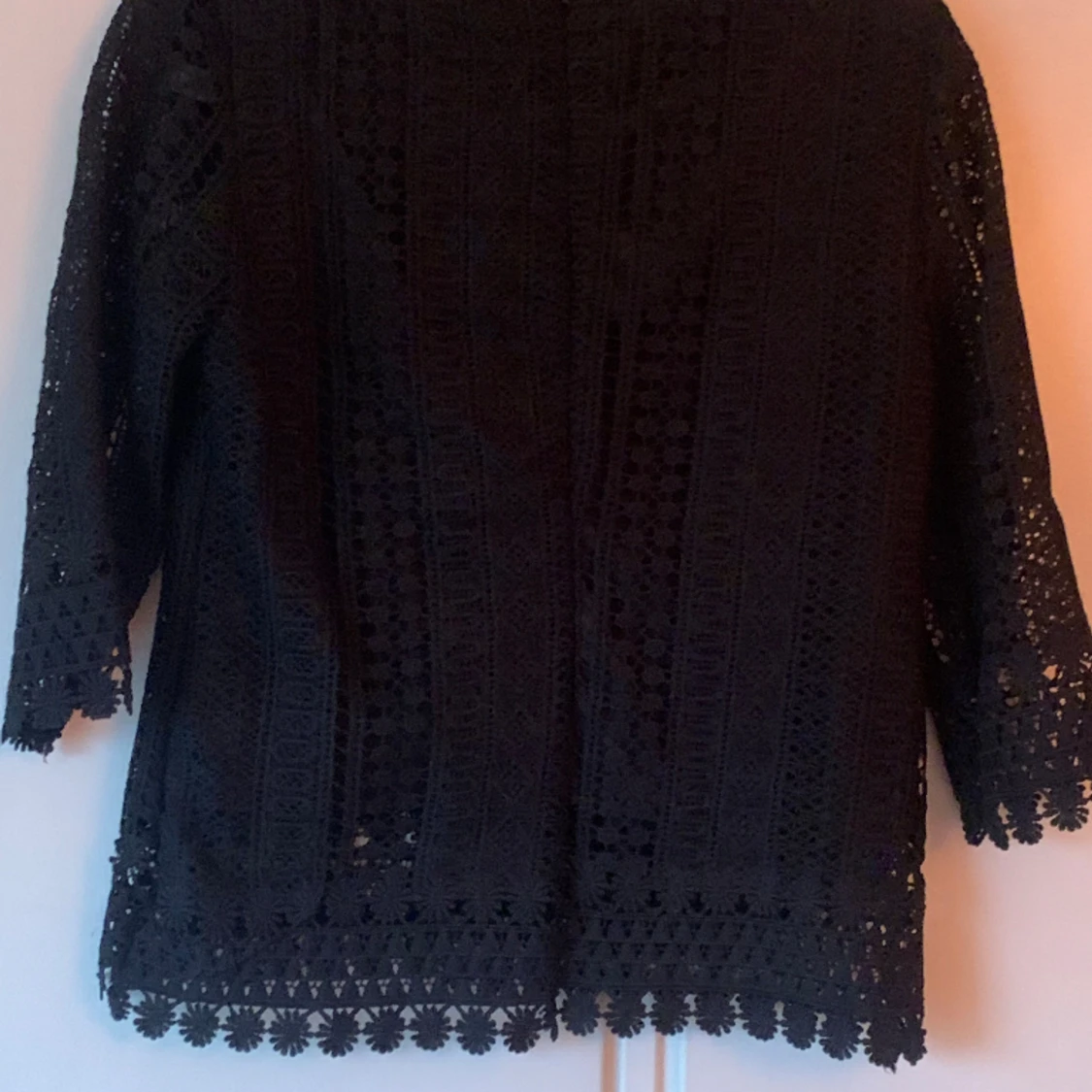 Svart blus med  fodrad över del och spetsbroderade ärmar - 90