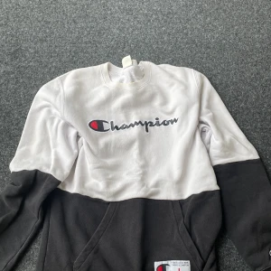 Champion crewneck - Välanvänd och en liten fläck, köparen står för frakt och kan samfrakta 😌