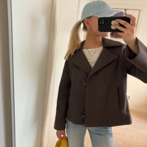 Kort kappa  - Såå snygg kort kappa från märket Doumarc Paris💕 