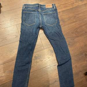 Jack & Jones jeans i storlek W32 L32 i en bra skick. Inga defekter.