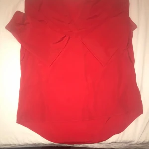 Röd blus  - Köparen betalar för frakten! Säljer för att är tröjan är för liten. Storleken på tröjan är EUR 40/L men egentligen mycket mindre som EUR 32/Xs eller EUR 30/Xss. Har haft på den bara 2 gånger.