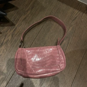 Vintage axel väska - Säljer min super fina vintage Axel väska i en Dirty pink färg. Bra skick. 
