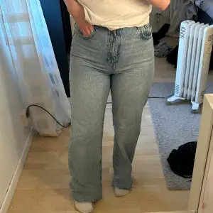 Ett par zara jeans, bra längd för mig som är 160 