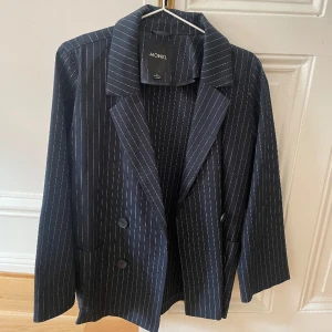 Randig kavaj - Marinblå skepparkavaj med vita ränder, storlek S 💘