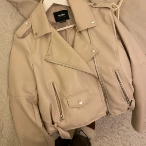 Skinnjacka  - Begie skinnjacka från PULL&BEAR 