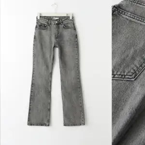 Jeans från Gina Tricot! Namn: Full lenght petite flare jeans Använda ett fåtal gånger! Säljer då de inte kommer till användning längre! Jag är 163 lång och de är perfekta i längden! Midwaisted! Skriv gärna vid eventuella frågor! Nypris: 500 kr
