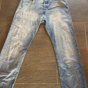 Säljer nu dessa jeans från Levis i modellen 501. Jeansen är använda fåtal gånger där av 9/10 i skick. Storleken på jeansen är W34 L32. Bara höra av dig vid frågor, pris kan absolut diskuteras.