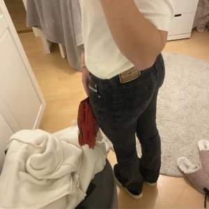 Svarta lågmidjade diesel jeans, knappt använda! 💓💓