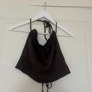 Somrig topp💖 - En somrig topp med knytning i ryggen och nacken i en mörk brun färg💞