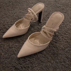 Klackar - Jättefina klackar i med spänne som ska gå runt benen, passade inte mig så har inga bilder på. Klacken är 9cm om jag mätt rätt🤍