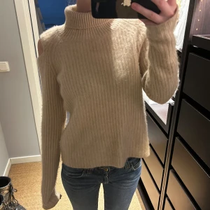 Lisa yang tröja med cut outs - Helt ny unik Lisa yang tröja med cut outs på axlarna. Tröjan är 100% kashmir. 