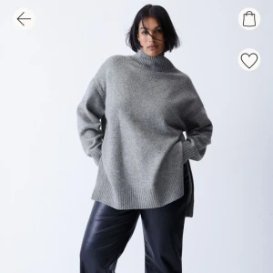 Grå stickad polotröja💕 - En grå stickad polotröja från hm, bilden är en liknande färg men samma plagg. Lite nopprig men annars super skön! 💖