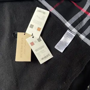 Burberry London 🏴󠁧󠁢󠁥󠁮󠁧󠁿 (10/10)  Hej, Säljer denna sjukt fräcka, snygga, chalanta Tröja❕Snygg tröja till din Garderob som passar till allt⚜️All tillbehör tillkommer ,Tag och orginalpåse☑️                                                     Mvh ItsForFits 🌟 