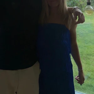 Blå fransklänning - Blå klänning med fransar på sig. Superfin och passar så bra till sommarn🩷