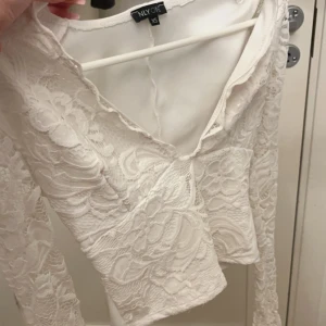 Spets topp  - En liten fläck på ryggen därav pris som syns på bild 2, använd 2 gånger.