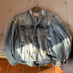 Jeansjacka zara  - Cool jeansjacka från zara med slitningar. Måttligt använd! 🤗skriv för fler bilder