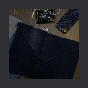 Datorfodral i jeans - JEANSFODRAL FRÅN CASE-IT UF Jeansfodral 101  Pris - 199 kr + frakt Datorn i fodralet på bilden är en MacBook Air (30,41 x 21,5 cm) (men passar andra datorer skriv för mått) 