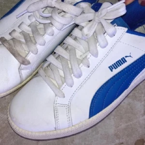 Puma skor🩵💙 - Bra skick dock smutsiga. Sulan är urtagen och därför är de gulfläckiga av limmet. Märks inte om man sätter i en ny sula. 