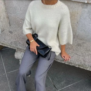 Vit stickad tröja  - Säljer denna vita stickade tröja från Moa Mattson x NA-KD💕Storlek XXS, men passar även XS o S då den är rätt oversized. Helst slutsåld, säljer för 450 kr. 