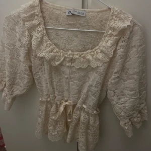 spets/virkad topp zara - superfin virkad tröja med spetsdetaljer från zara! nyskick💕