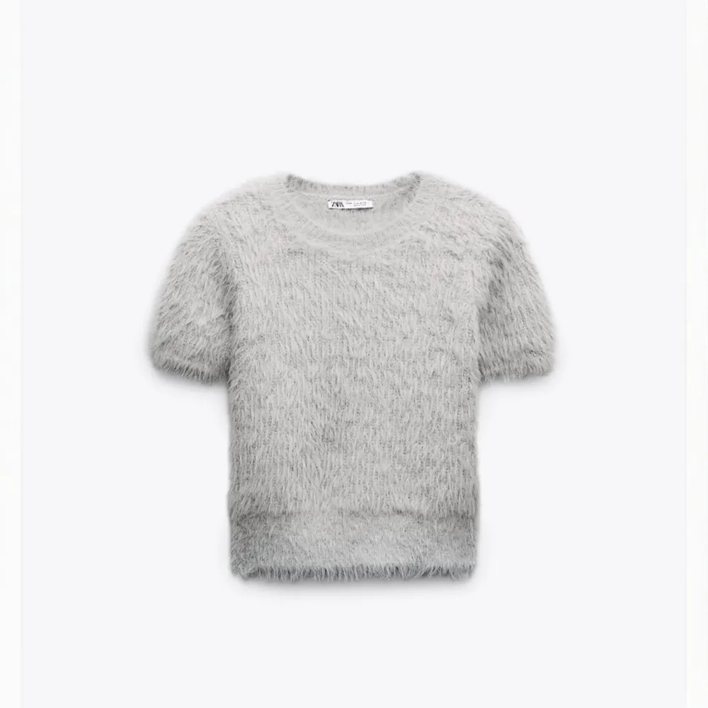 Säljer denna jättefina slutsålda tröjan från zara då den inte kommer till så mycket användning💗 hör av er för frågor eller bilder!. Toppar.