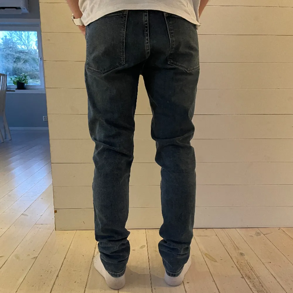Säljer nu ett par jeans från j.Lindeberg i storlek W32 L32 Det är i väldigt finte skick. Jeans & Byxor.