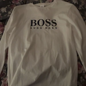 Hugo boss tröja - Inköpt från Zalando och är som ny då ja använt den ca 1 gång. Storlek 164 men är som xs/s