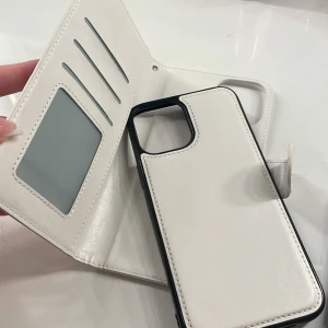 12 pro max skal - 12 pro max skal, lägger ut fler annonser med fler skal. så vid köp av fler skal på en gång blir de billigare ❤️detta är magnet så man kan ha utan och med det extra skalet runt om med kort hållare HAR 2 EXEMPLAR AV DETTA SKAL!