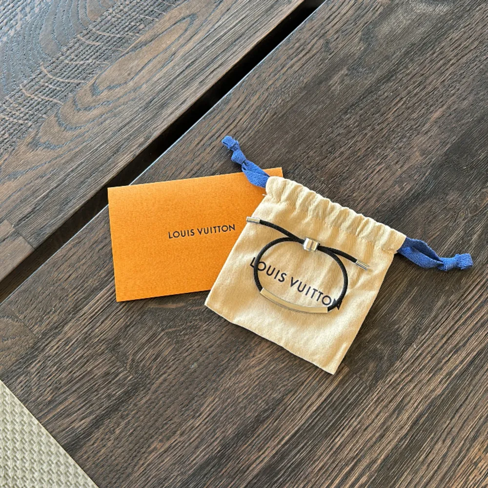 Säljer nu min farsas feta Louis Vuitton armband||Köpt på Louis Vuitton butiken i Stockholm||Og: Kvitto, påse fås med vid köp||Snyggy och stilrent-Passar alla då du kan spänna åt det|| Kom privat för fler bilder eventuellt frågor, mvh Max🤩. Accessoarer.