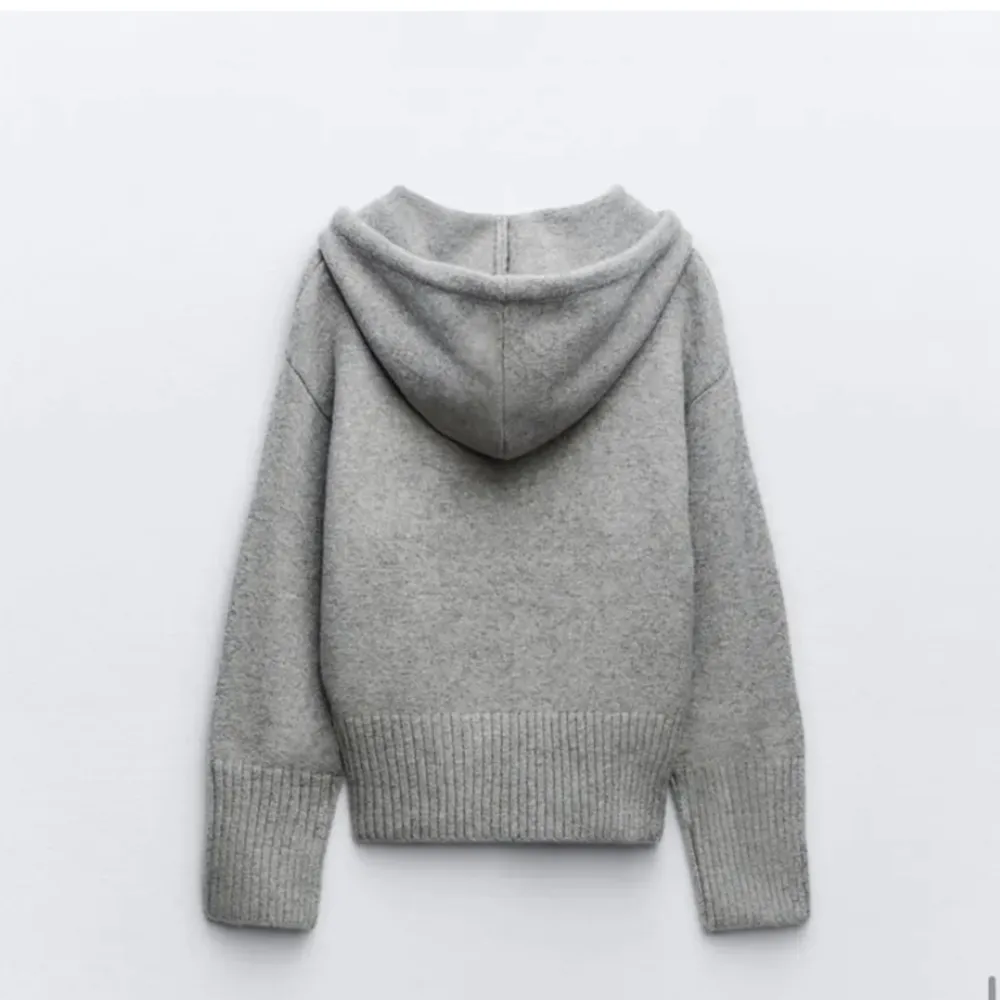 Säljer denna jätte fina gråa stickade hoodien som är väldigt populär från zara. Går inte att få tag på längre. Använd ca 1 gång men inget som märks🥰🥰. Stickat.