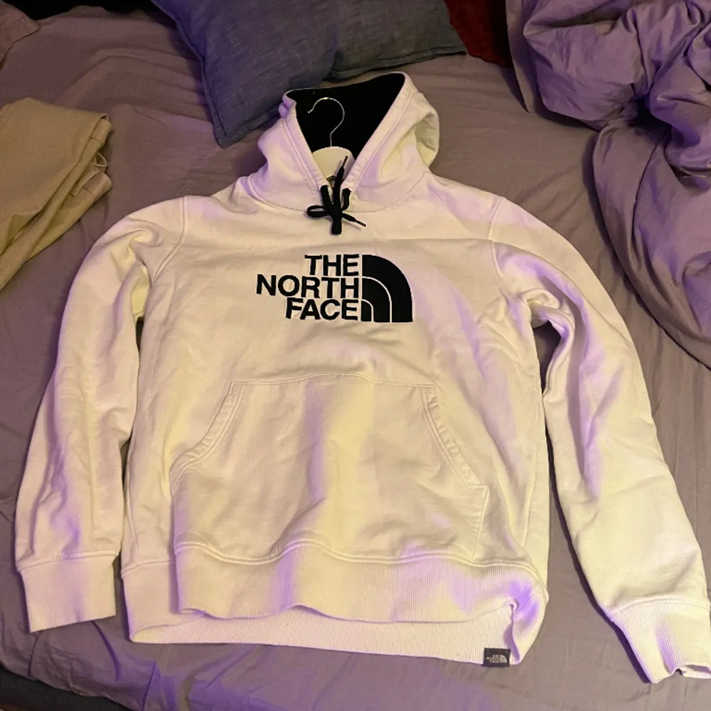 Säljer nu The north face hoodie då den inte används alls storlek M 10/10 bara använd 4 gånger. Vill du ha fler bilder är de bara att höra av dig pris kan diskuteras . Hoodies.