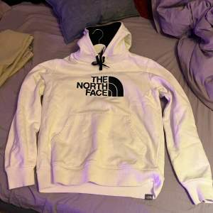 Säljer nu The north face hoodie då den inte används alls storlek M 10/10 bara använd 4 gånger. Vill du ha fler bilder är de bara att höra av dig pris kan diskuteras 
